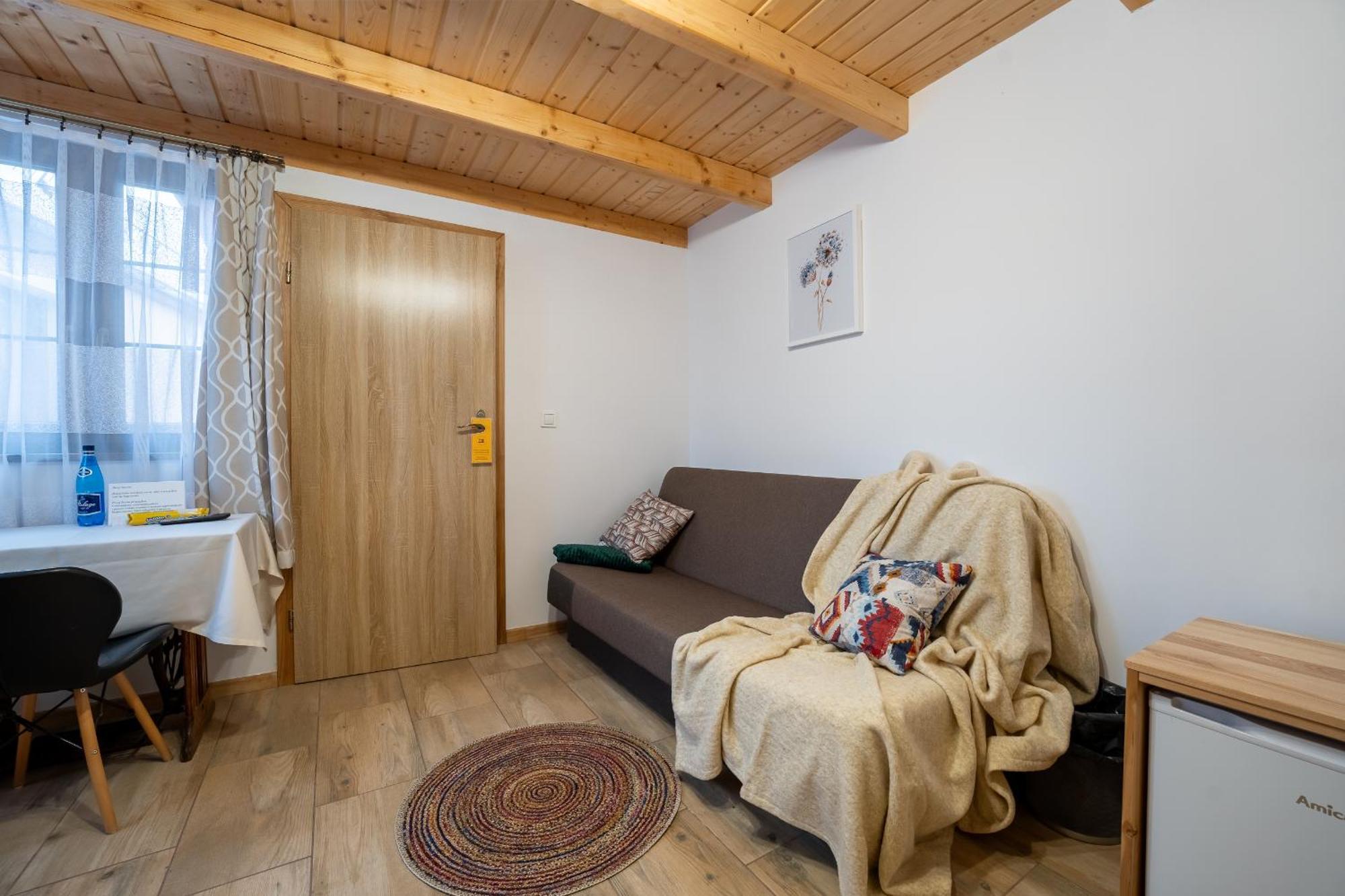 Appartement Dom Krawca - Pod Chojnikiem à Jelenia Góra Extérieur photo