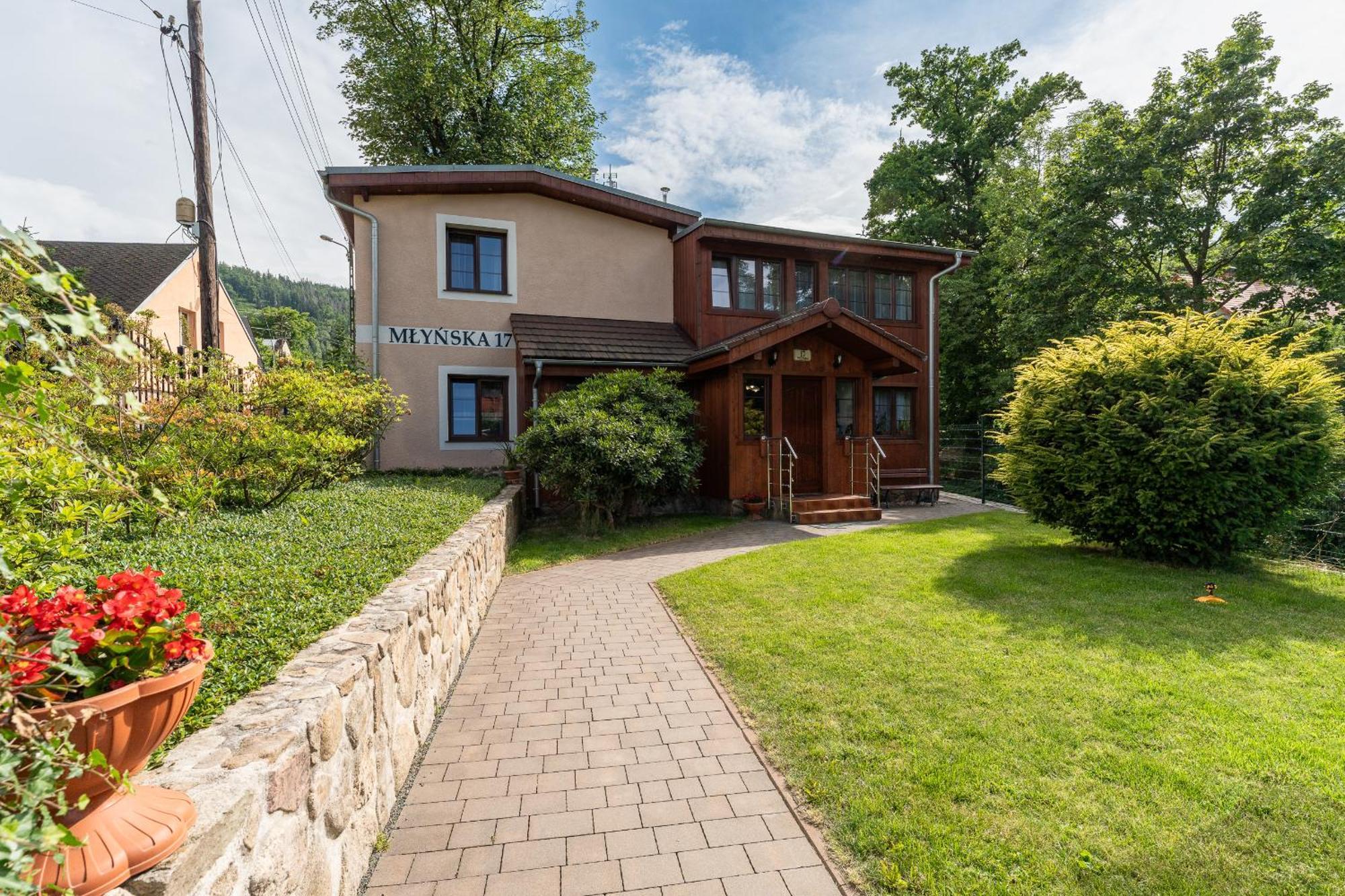 Appartement Dom Krawca - Pod Chojnikiem à Jelenia Góra Extérieur photo