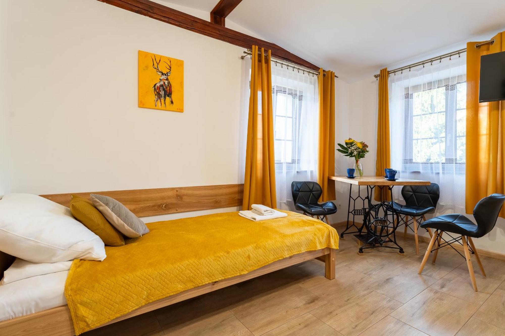 Appartement Dom Krawca - Pod Chojnikiem à Jelenia Góra Extérieur photo