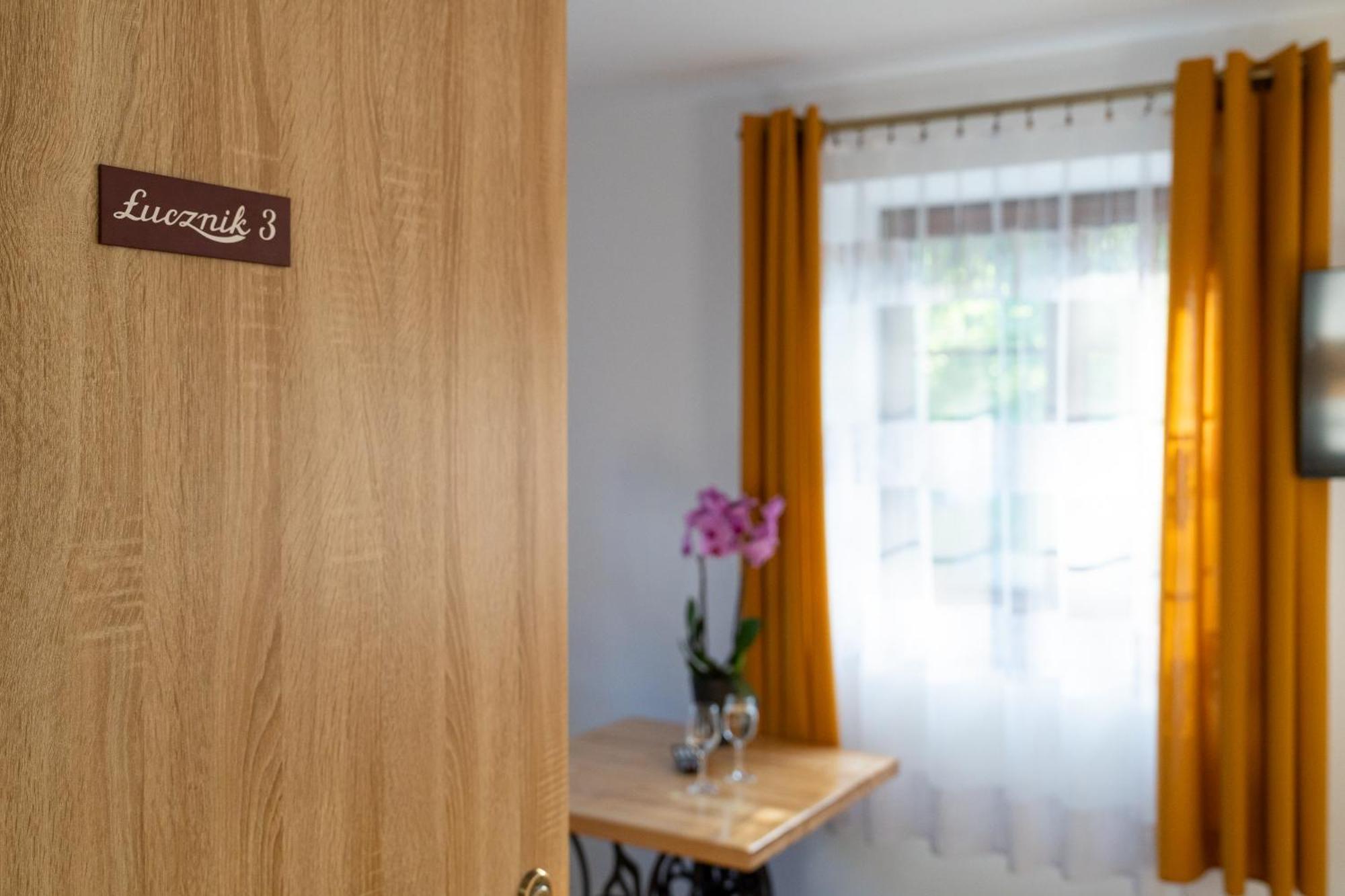 Appartement Dom Krawca - Pod Chojnikiem à Jelenia Góra Extérieur photo