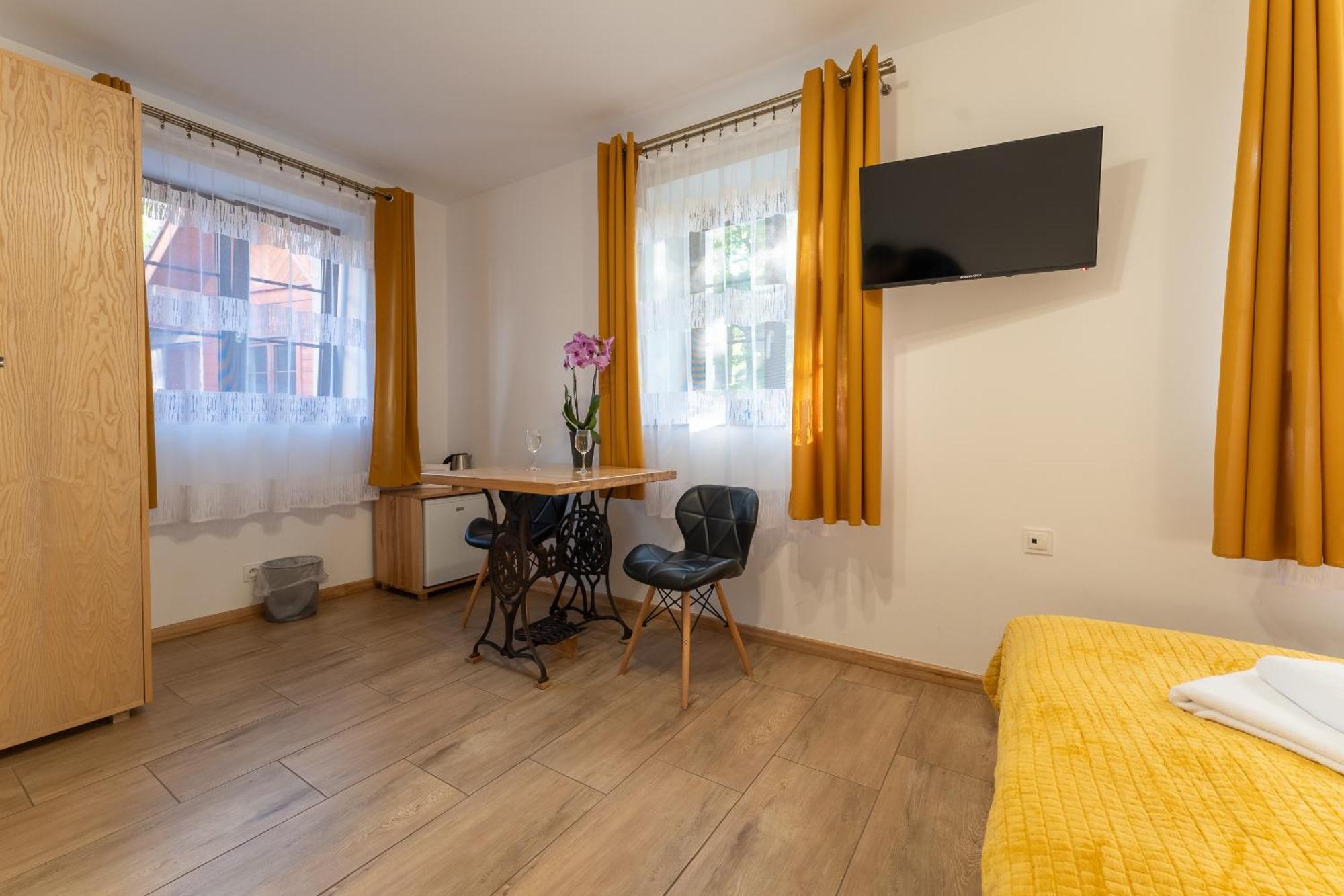 Appartement Dom Krawca - Pod Chojnikiem à Jelenia Góra Extérieur photo