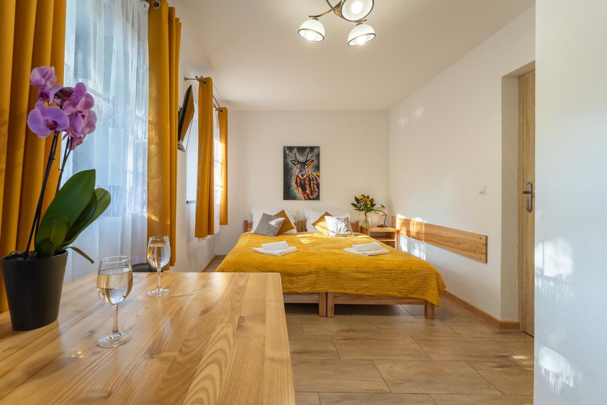 Appartement Dom Krawca - Pod Chojnikiem à Jelenia Góra Extérieur photo